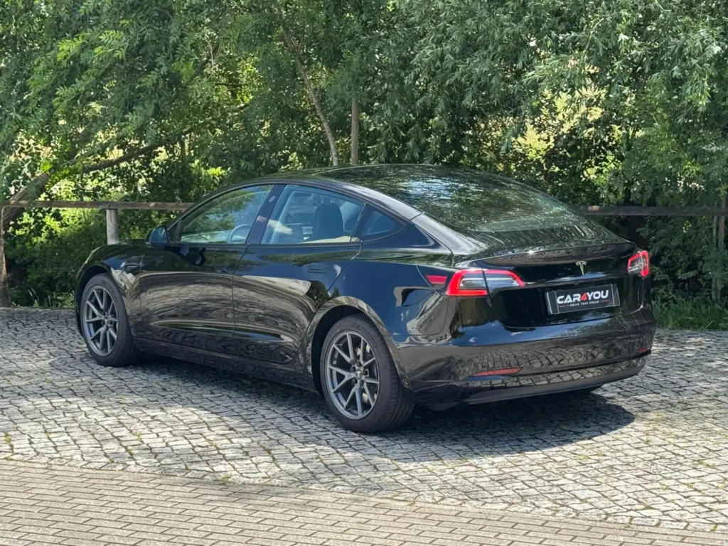 Tesla Model 3 Standard Range Plus RWD — fotografia 9