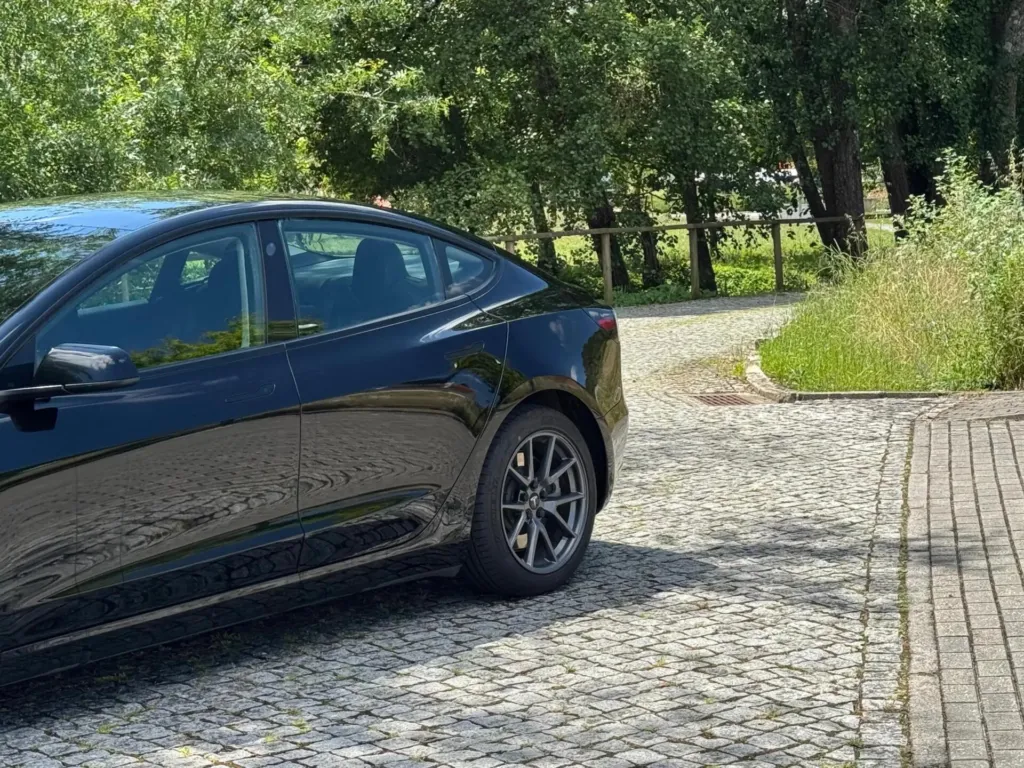 Tesla Model 3 Standard Range Plus RWD — fotografia 3