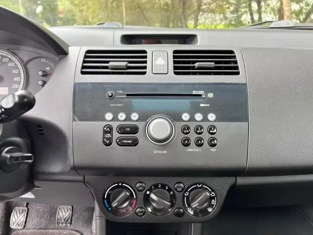 Suzuki Swift 1.3 16V Sport — fotografia 14