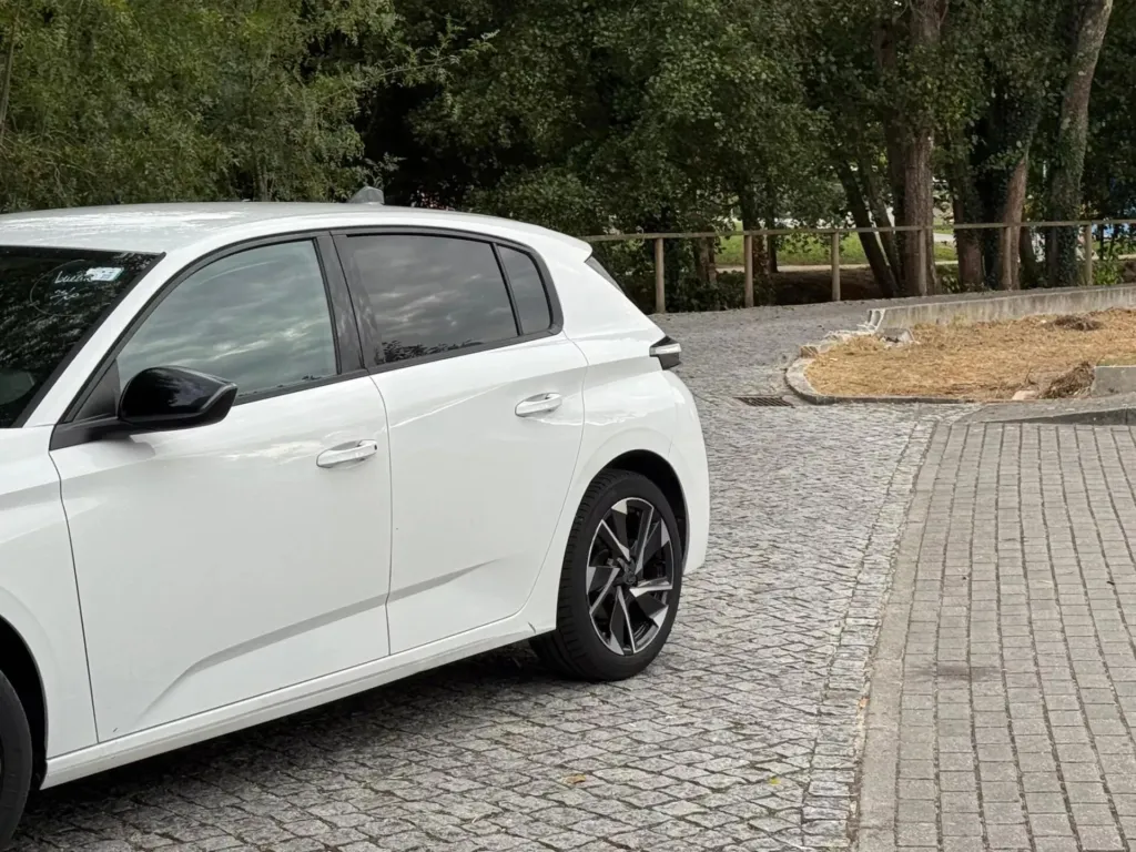 Peugeot 308 1.2 PureTech Allure EAT8 — fotografia 3