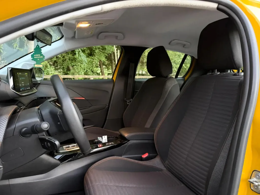 Peugeot e-208 50 kWh Active Pack — fotografia 16