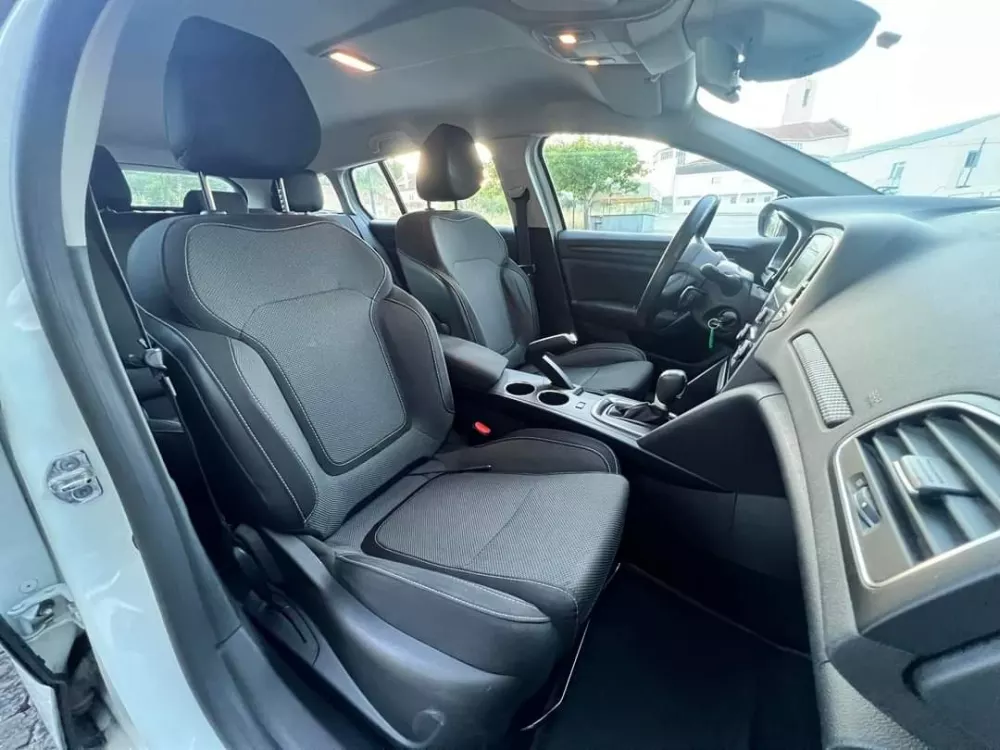 Renault Mégane Sport Tourer 1.5 dCi Limited EDC — fotografia 17