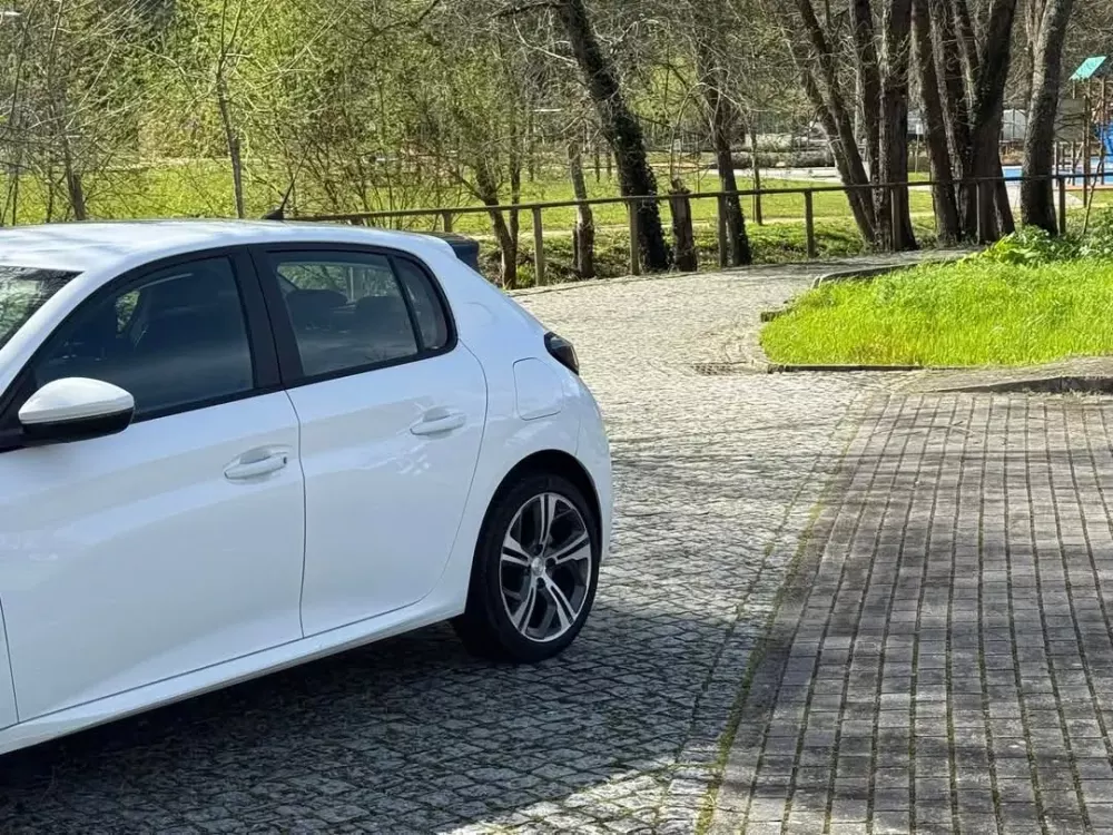 Peugeot 208 1.2 PureTech Allure EAT8 — fotografia 4