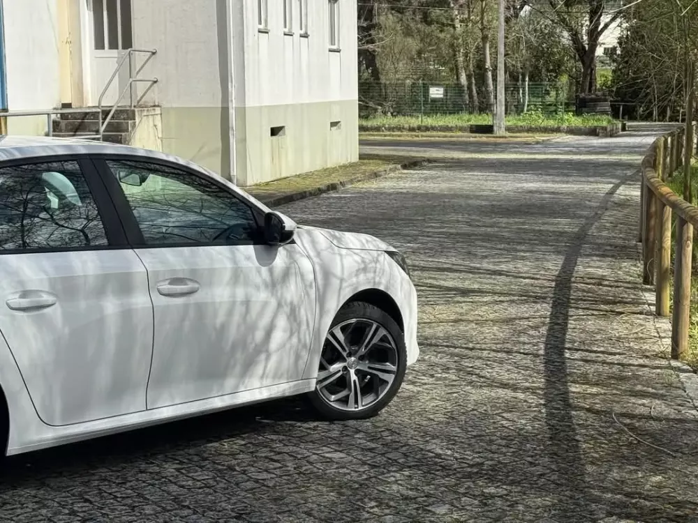 Peugeot 208 1.2 PureTech Allure EAT8 — fotografia 6