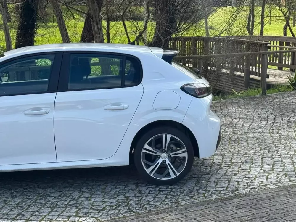 Peugeot 208 1.2 PureTech Allure EAT8 — fotografia 11