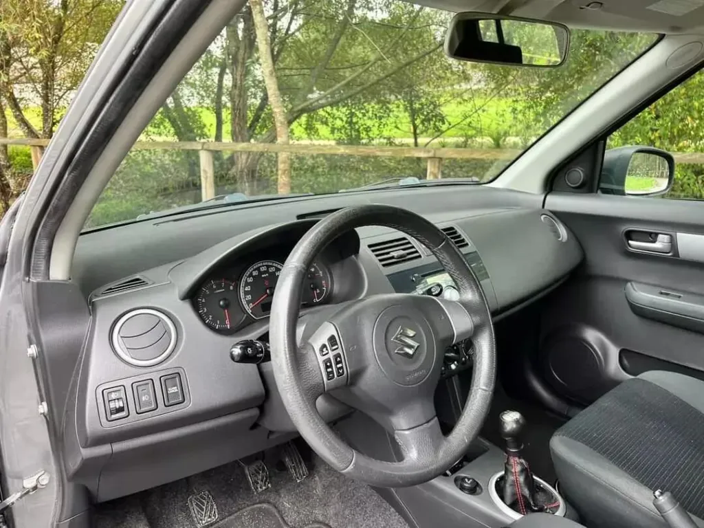 Suzuki Swift 1.3 16V Sport — fotografia 16
