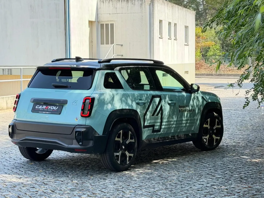 Renault 4 E-Tech 52 kWh Iconic Autonomia Conforto — fotografia 10
