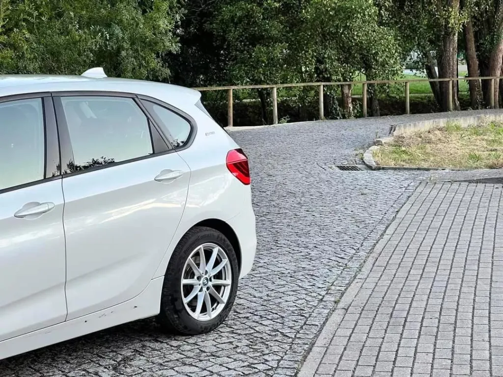 BMW 225xe Active Tourer Advantage — fotografia 3