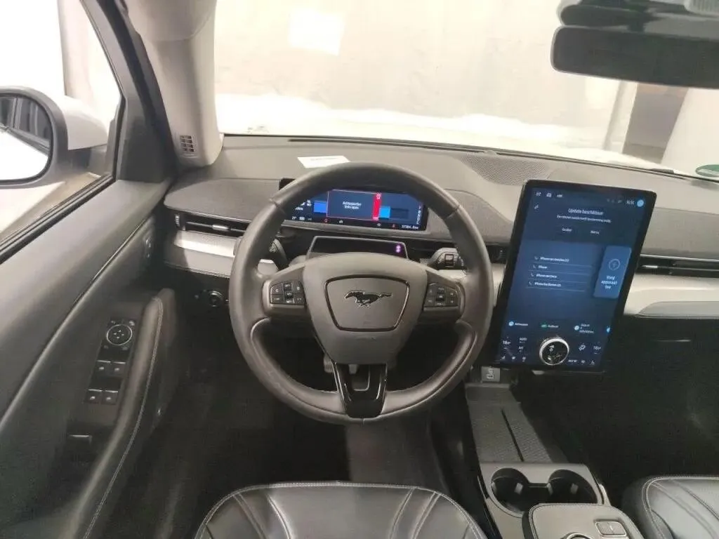 Ford Mustang Mach-E 75.7 kWh Base — fotografia 8