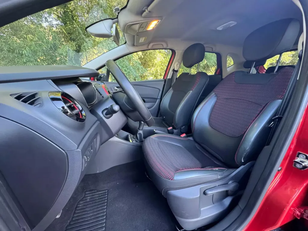 Renault Captur 1.5 dCi Helly Hansen — fotografia 17