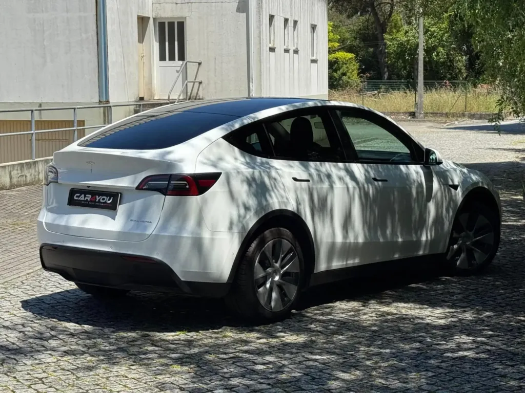 Tesla Model Y Long Range Dual Motor AWD — fotografia 7