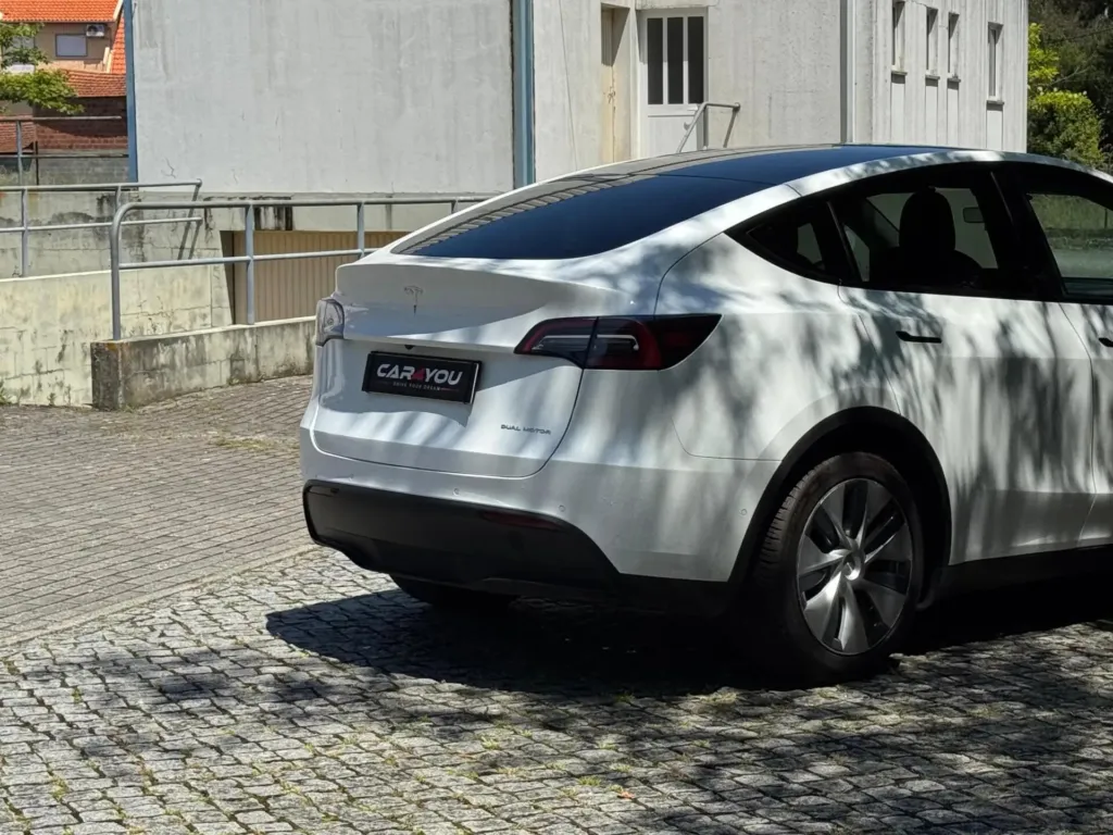Tesla Model Y Long Range Dual Motor AWD — fotografia 6