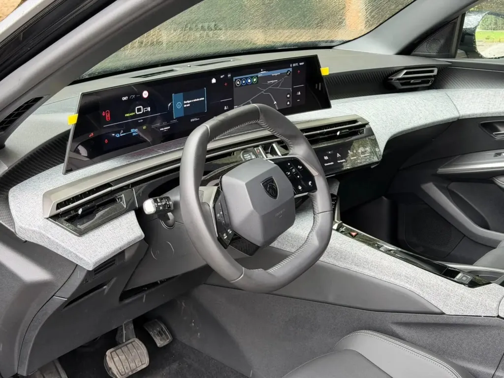 Peugeot E-3008 73 kWh Allure — fotografia 15