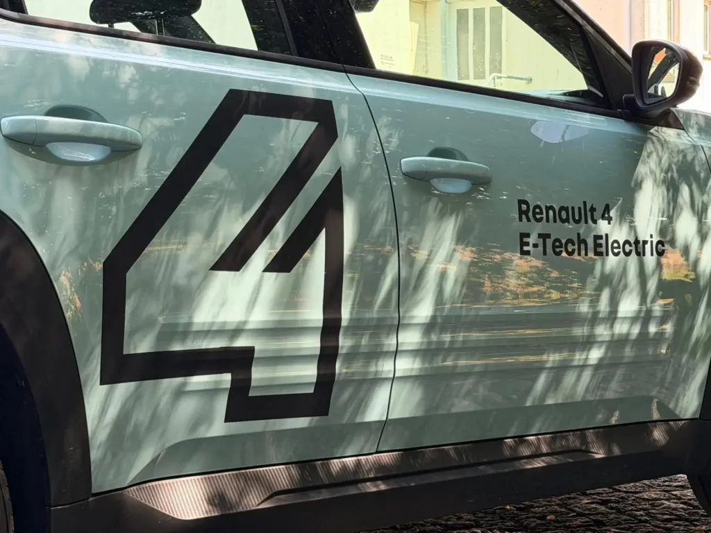 Renault 4 E-Tech 52 kWh Iconic Autonomia Conforto — fotografia 11