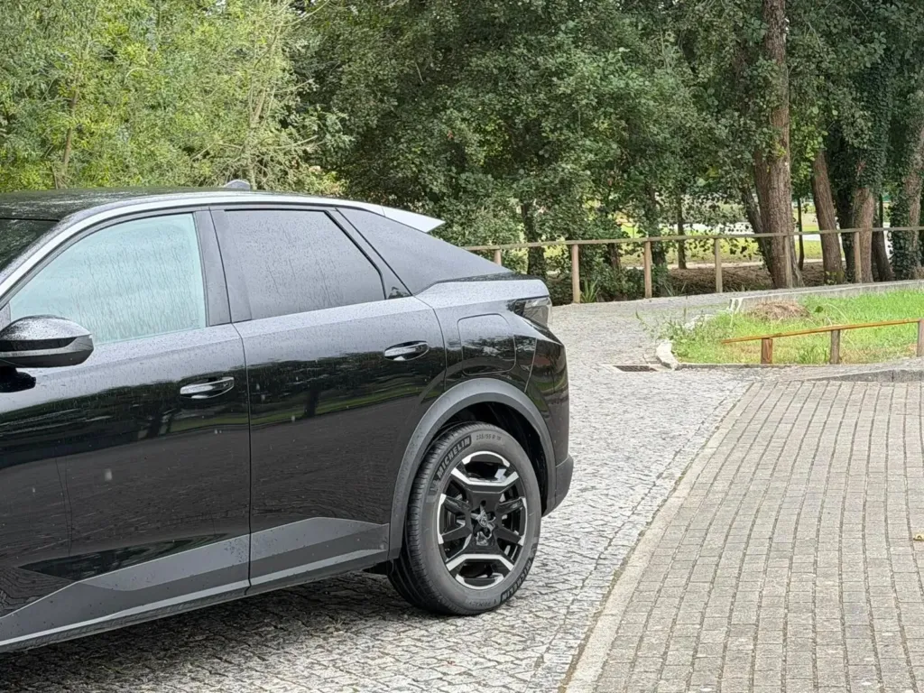 Peugeot E-3008 73 kWh Allure — fotografia 3
