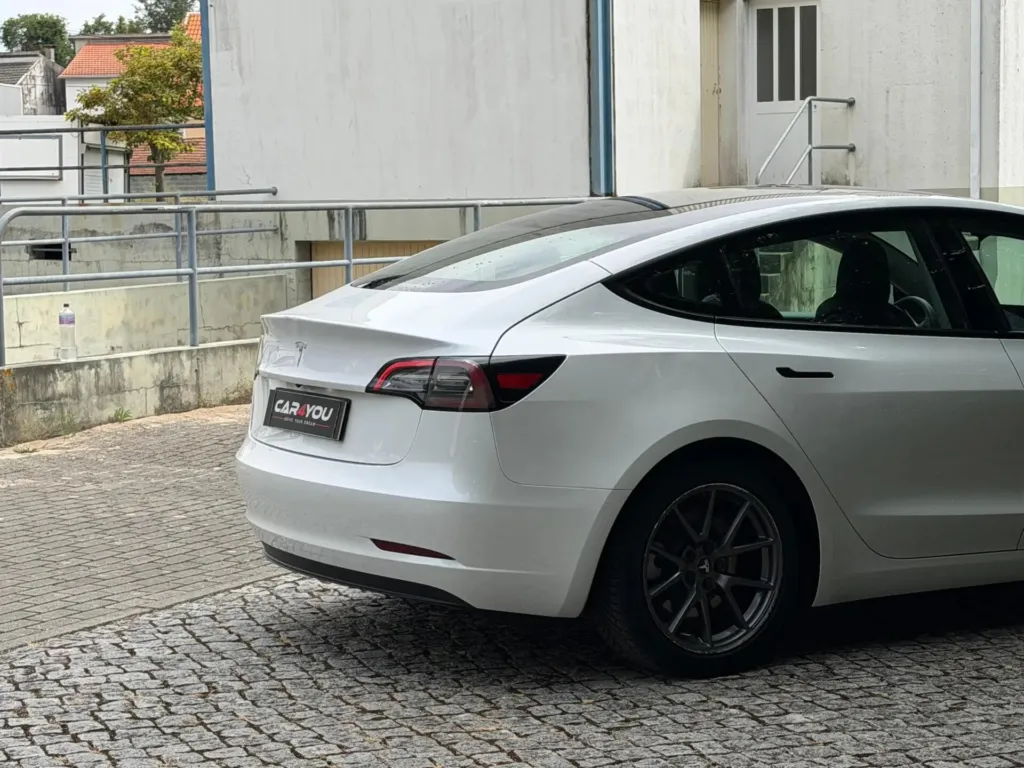 Tesla Model 3 Standard Range Plus RWD — fotografia 4