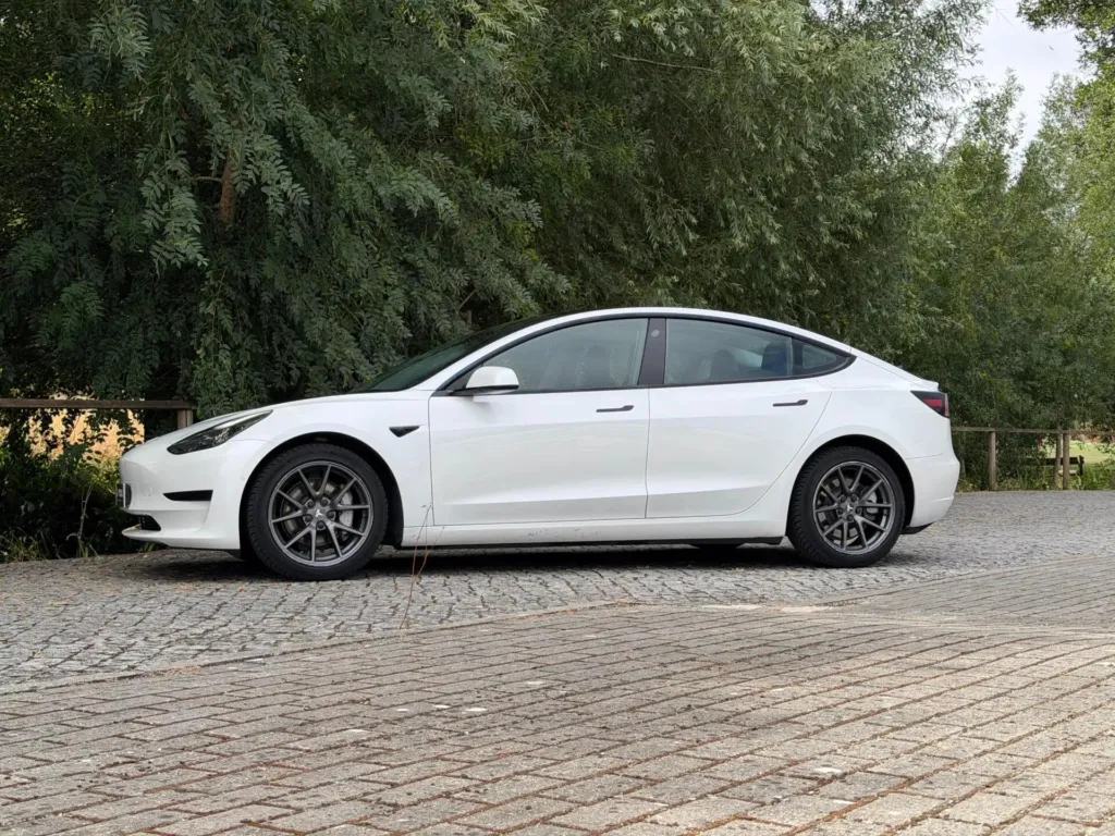 Tesla Model 3 Standard Range Plus RWD — fotografia 3