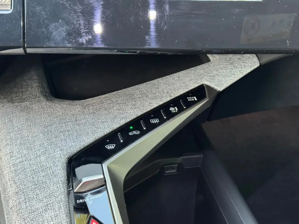 Peugeot 3008 1.2 Hybrid Allure e-DCS6 — fotografia 18