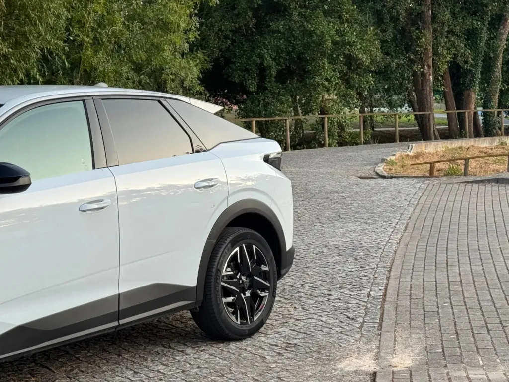 Peugeot 3008 1.2 Hybrid Allure e-DCS6 — fotografia 3