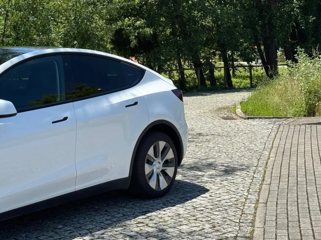 Tesla Model Y Long Range Dual Motor AWD — fotografia 3