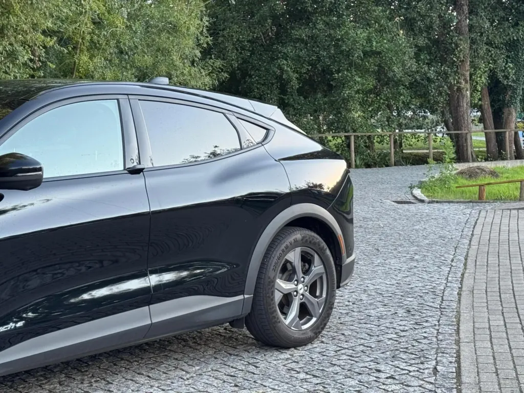 Ford Mustang Mach-E 75.7 kWh Base — fotografia 3