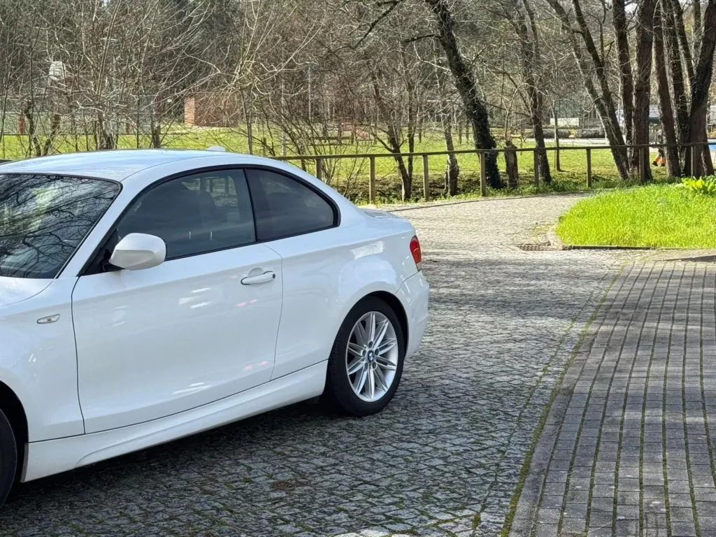 BMW 120 d Limited Edition Lifestyle c/ M Sport Pack — fotografia 3
