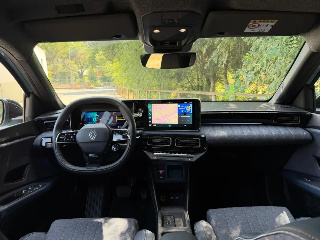 Renault 4 E-Tech 52 kWh Iconic Autonomia Conforto — fotografia 18