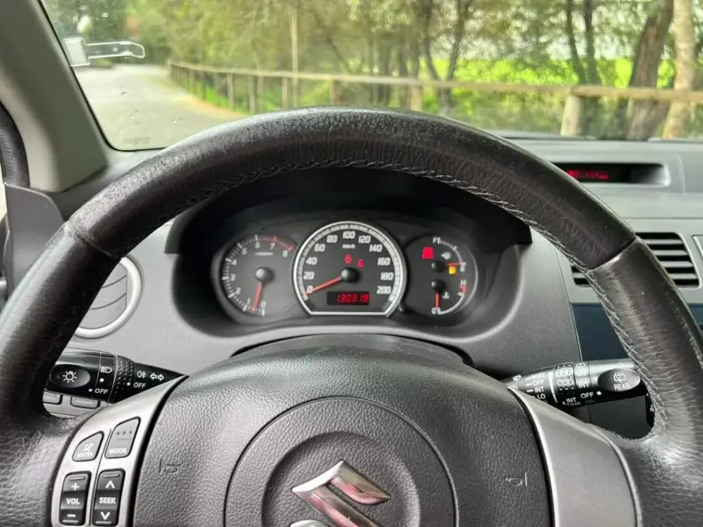 Suzuki Swift 1.3 16V Sport — fotografia 17
