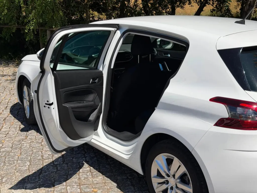 Peugeot 308 1.5 BlueHDi Active Pack — fotografia 17