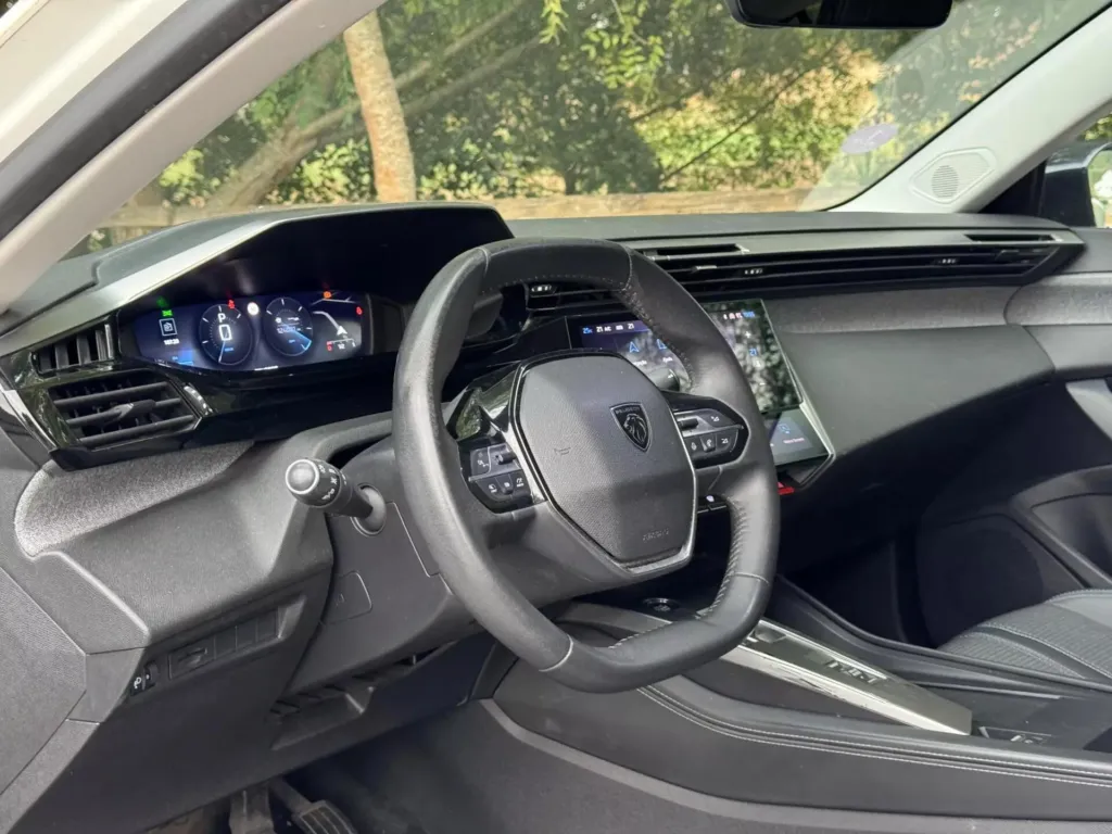 Peugeot 308 1.2 PureTech Allure EAT8 — fotografia 17