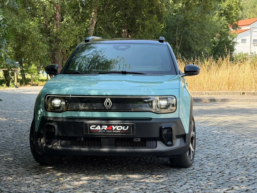 Renault 4 E-Tech 52 kWh Iconic Autonomia Conforto — fotografia 9