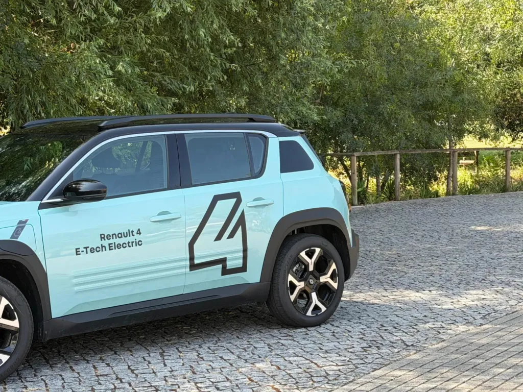 Renault 4 E-Tech 52 kWh Iconic Autonomia Conforto — fotografia 3