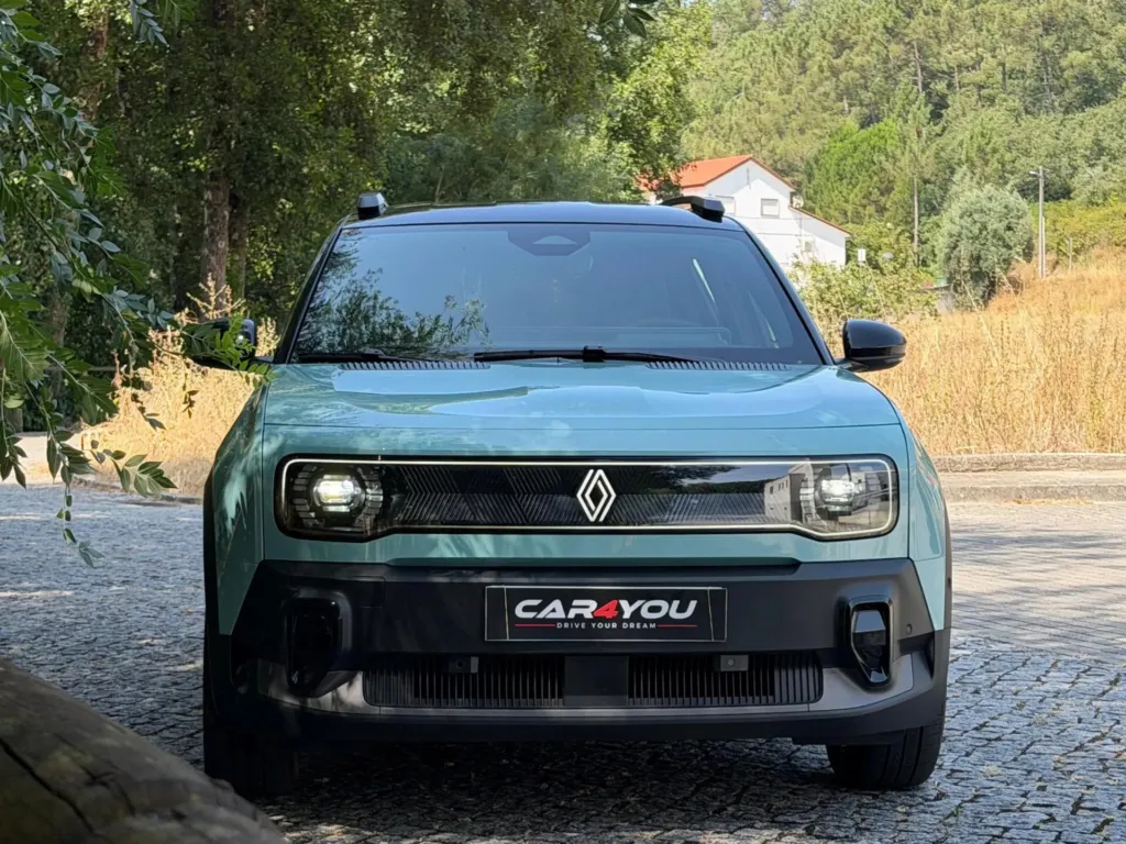 Renault 4 E-Tech 52 kWh Iconic Autonomia Conforto — fotografia 7
