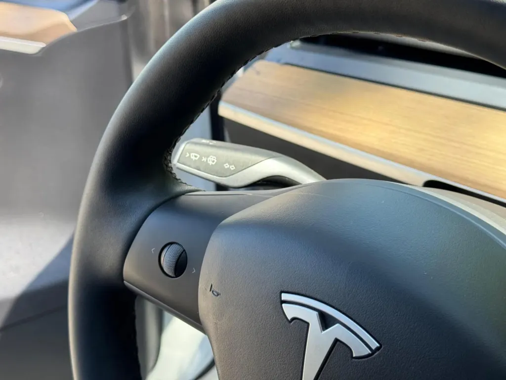 Tesla Model Y Long Range Dual Motor AWD — fotografia 20