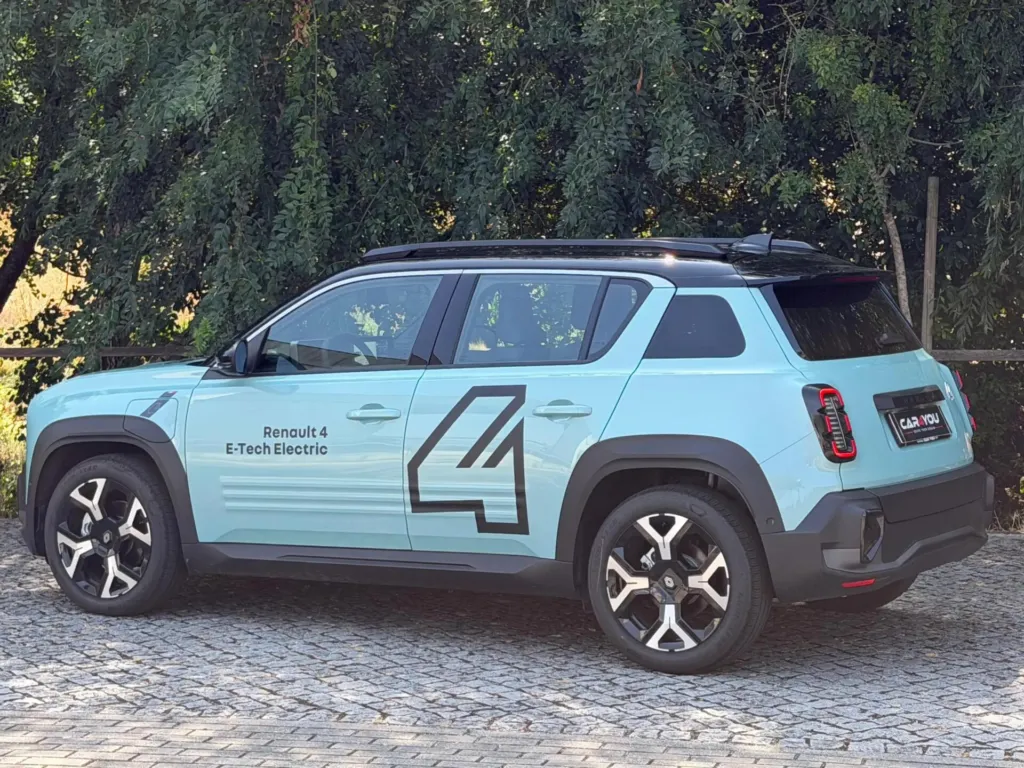 Renault 4 E-Tech 52 kWh Iconic Autonomia Conforto — fotografia 4