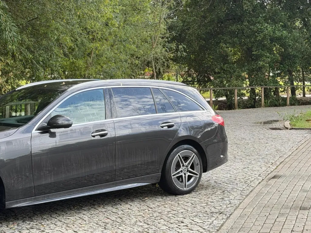 Mercedes-Benz C 300 e AMG Line — fotografia 3