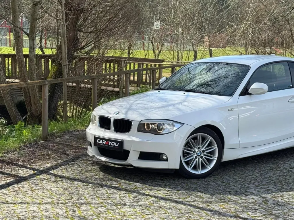 BMW 120 d Limited Edition Lifestyle c/ M Sport Pack — fotografia 2