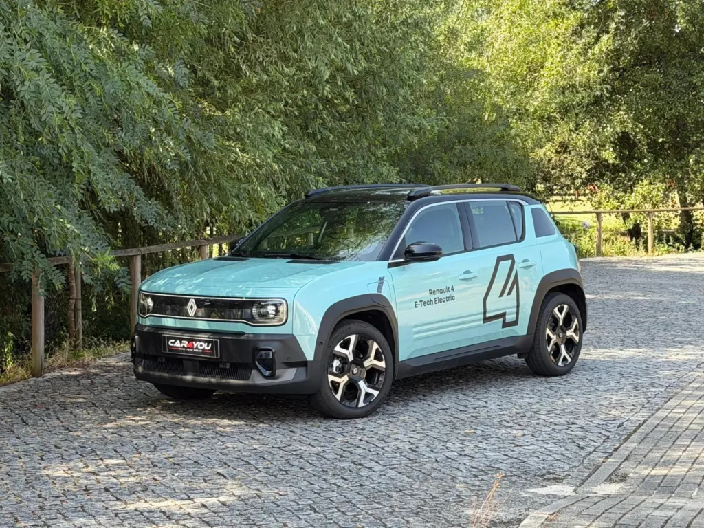Renault 4 E-Tech 52 kWh Iconic Autonomia Conforto — fotografia 1
