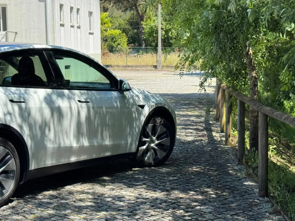 Tesla Model Y Long Range Dual Motor AWD — fotografia 5