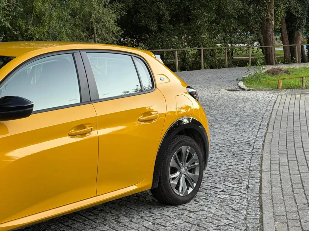 Peugeot e-208 50 kWh Active Pack — fotografia 3