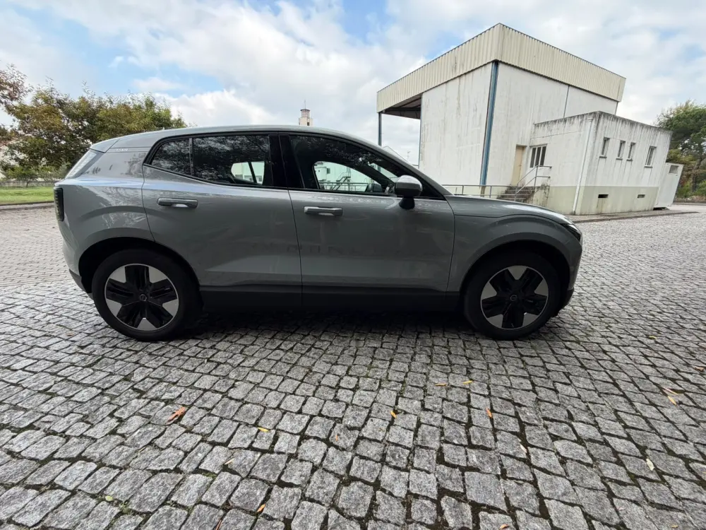 Volvo EX30 69 kWh Single Motor Extended Range Plus — fotografia 4