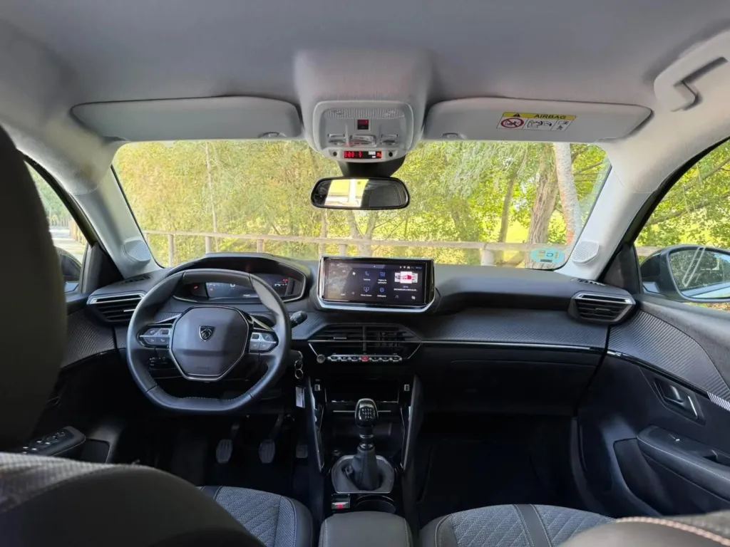 Peugeot 208 1.2 PureTech Allure — fotografia 16