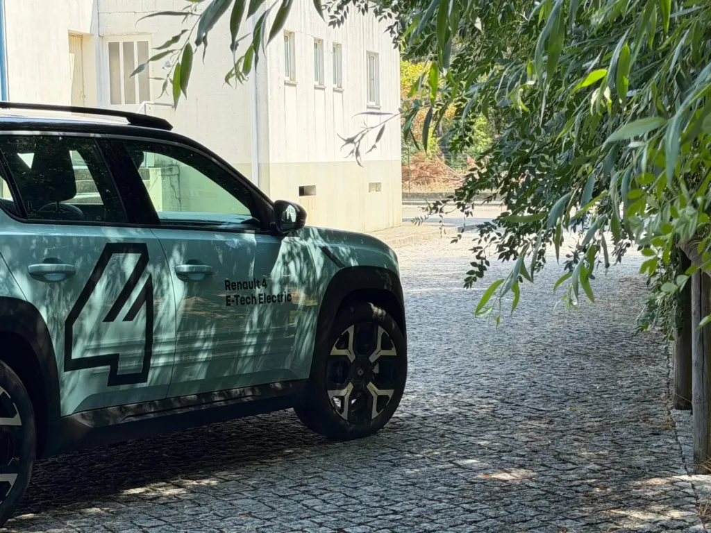 Renault 4 E-Tech 52 kWh Iconic Autonomia Conforto — fotografia 12