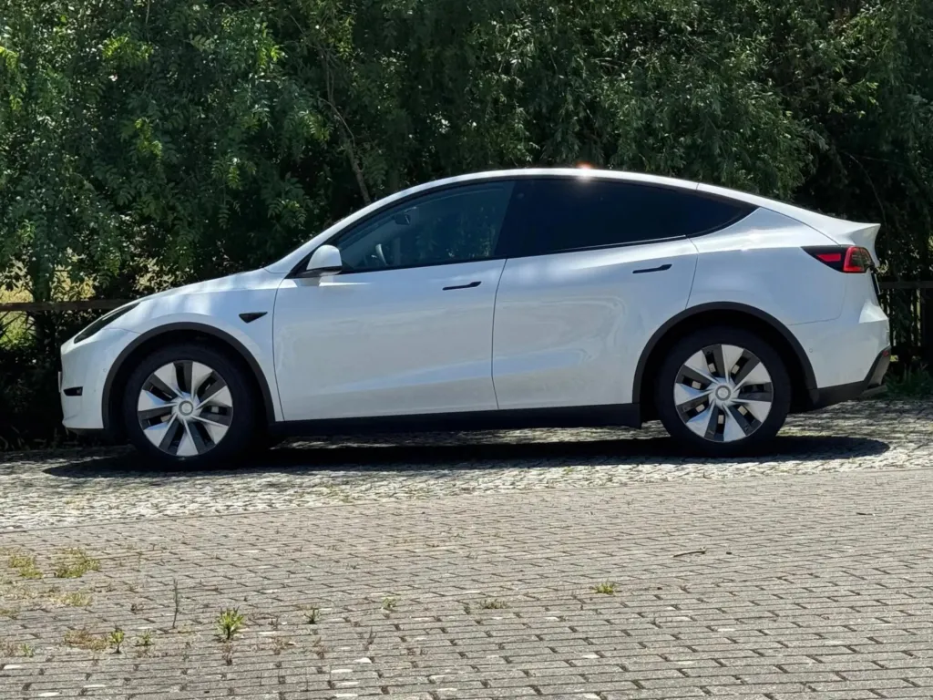Tesla Model Y Long Range Dual Motor AWD — fotografia 9