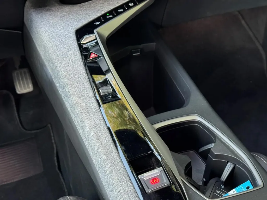 Peugeot 3008 1.2 Hybrid Allure e-DCS6 — fotografia 17