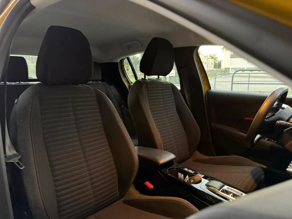 Peugeot e-208 50 kWh Active Pack — fotografia 19