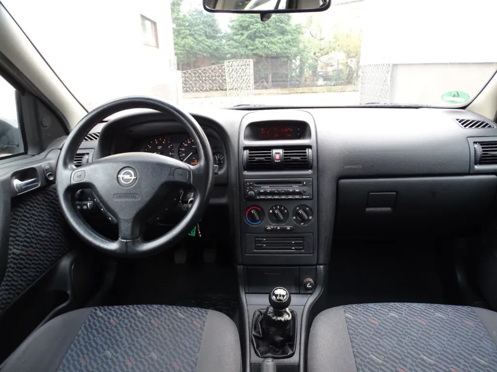 Opel Astra 1.4 5p — fotografia 7