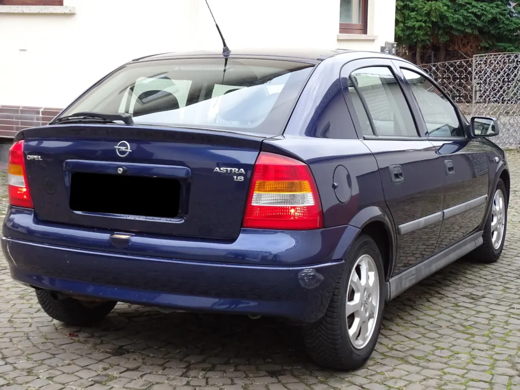 Opel Astra 1.4 5p — fotografia 4
