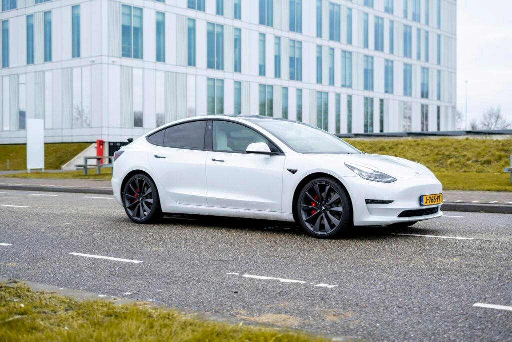 Tesla Model 3 Long Range AWD — fotografia 2