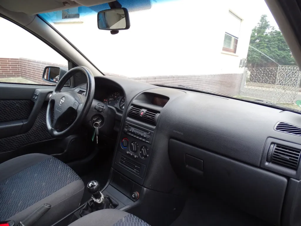 Opel Astra 1.4 5p — fotografia 8